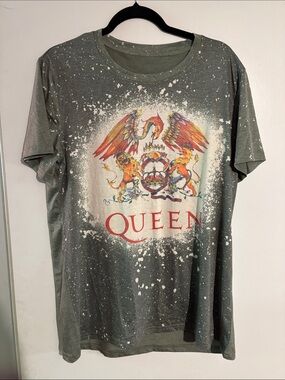 Queen Olive Green Short-Sleeve Band Crest Tee. Size XL